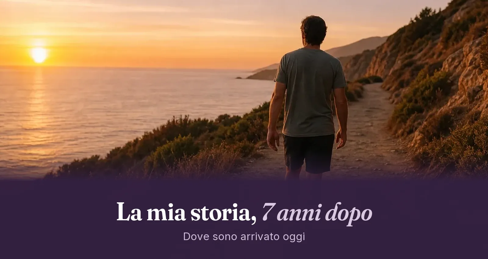 Uomo di spalle che cammina su un sentiero costiero al tramonto